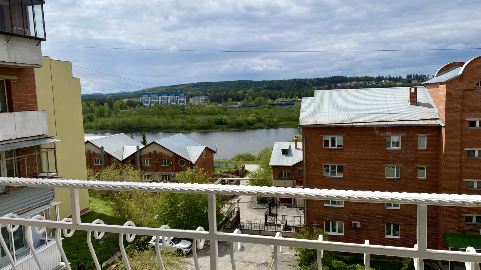 Ваш Оазис Спокойствия с Видом на Реку и Горы в Центре Городской Жизни.